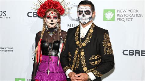 Kelly Ripa and Mark Consuelos in Da de los Muertos (Day of the Dead) looks Kelly Ripa and Mark Consuelos attend Bette Midler&39;s Annual Hulaween Bash, Oct. . Kelly ripa and mark consuelos celebrate halloween with matching costumes